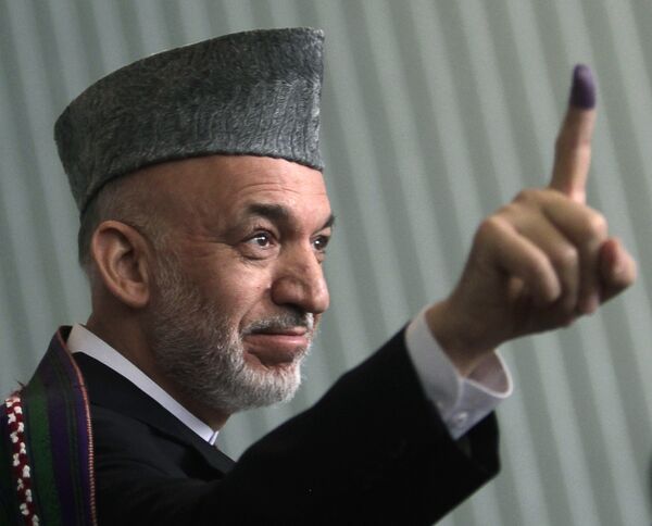 Действующий президент Афганистана Хамид Карзай после голосования на выборах Действующий президент Афганистана Хамид Карзай после голосования на выборах