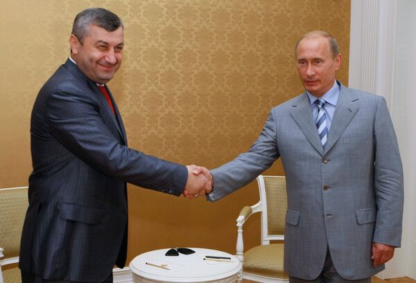 Встреча премьер-министра РФ В. Путина с президентом Южной Осетии Э. Кокойты Встреча премьер-министра РФ В. Путина с президентом Южной Осетии Э. Кокойты