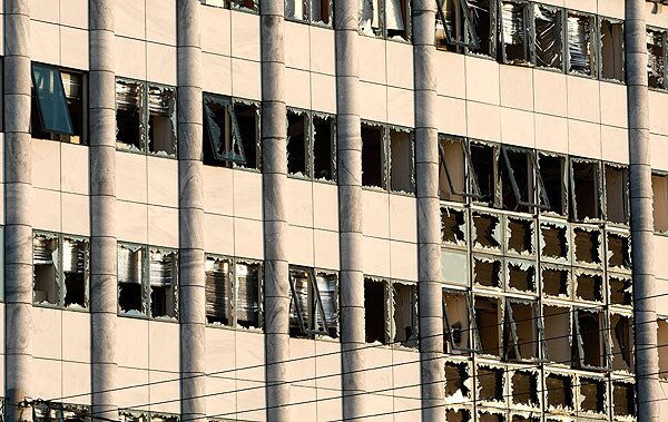 Микроавтобус взорвался в среду рано утром возле афинской биржи Микроавтобус взорвался в среду рано утром возле афинской биржи