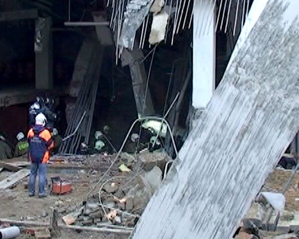 Многоярусная парковка обрушилась на людей в центре Москвы Многоярусная парковка обрушилась на людей в центре Москвы