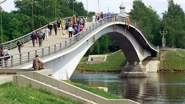 Пешеходный мост через реку Волхов в Новгороде Пешеходный мост через реку Волхов в Новгороде