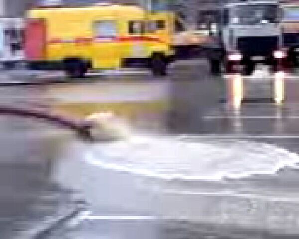 Прорыв водопровода на площади у Большого театра. Видео очевидца Прорыв водопровода на площади у Большого театра. Видео очевидца