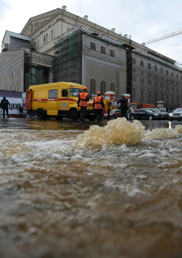 Авария на водопроводе у здания Большого театра в Москве Авария на водопроводе у здания Большого театра в Москве
