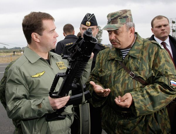 Президент РФ Дмитрий Медведев ознакомился с образцами вооружений и военной техники на полигоне Балтийского флота Хмелевка Президент РФ Дмитрий Медведев ознакомился с образцами вооружений и военной техники на полигоне Балтийского флота Хмелевка