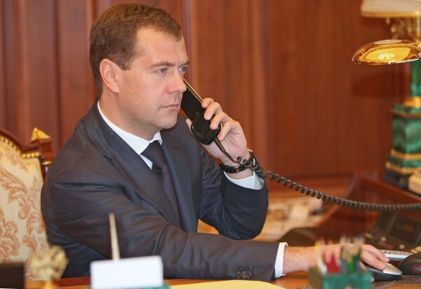 Президент России Дмитрий Медведев во время телефонного разговора. Архив. Президент России Дмитрий Медведев во время телефонного разговора. Архив.
