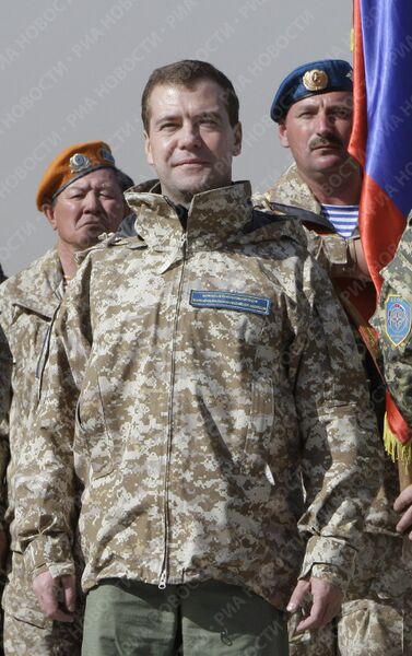 Президент Д.Медведев с лидерами ОДКБ на учениях Взаимодействие- 2009 в Казахстане Президент Д.Медведев с лидерами ОДКБ на учениях Взаимодействие- 2009 в Казахстане
