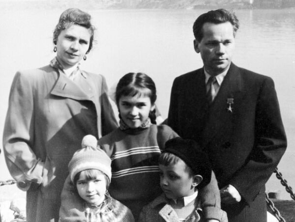 Советский конструктор Михаил Калашников с женой и детьми Советский конструктор Михаил Калашников с женой и детьми