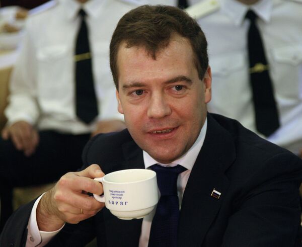 Президент РФ Медведев во время посещения флагмана Тихоокеанского флота РФ ракетного крейсера Варяг Президент РФ Медведев во время посещения флагмана Тихоокеанского флота РФ ракетного крейсера Варяг
