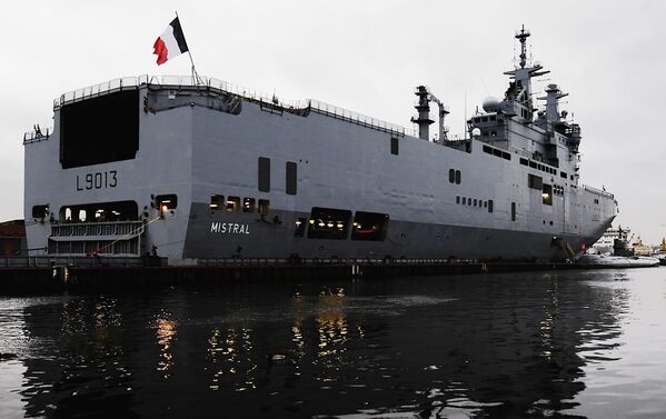 Французский военный корабль-вертолетоносец класса Мистраль в Санкт-Петербурге Французский военный корабль-вертолетоносец класса Мистраль в Санкт-Петербурге