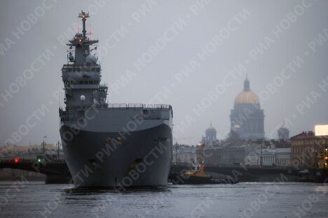 Французский военный корабль-вертолетоносец класса Мистраль в Санкт-Петербурге Французский военный корабль-вертолетоносец класса Мистраль в Санкт-Петербурге