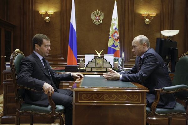 Медведев и Путин обсудили реализацию послания президента парламенту Медведев и Путин обсудили реализацию послания президента парламенту