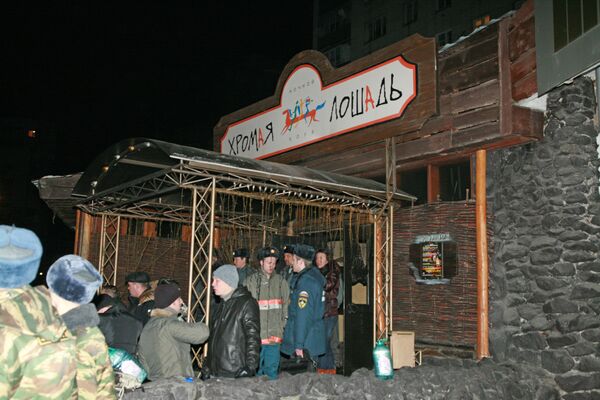 На месте пожара в пермском кафе, повлекшем большие человеческие жертвы На месте пожара в пермском кафе, повлекшем большие человеческие жертвы