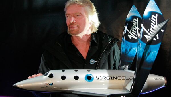 Ричард Бренсон с моделью первого ракетоплана SpaceShipTwo. Архивное фото Ричард Бренсон с моделью первого ракетоплана SpaceShipTwo. Архивное фото