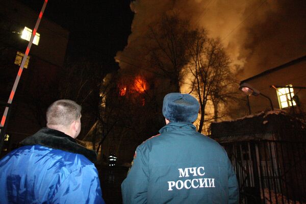 Тушение крупного пожара в жилом доме старой постройки в центре Москвы в районе Чистопрудного бульвара. Тушение крупного пожара в жилом доме старой постройки в центре Москвы в районе Чистопрудного бульвара.