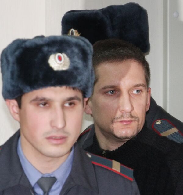 Бывший начальник ОВД Царицыно Денис Евсюков перед началом заседания в Мосгорсуде. Архив Бывший начальник ОВД Царицыно Денис Евсюков перед началом заседания в Мосгорсуде. Архив