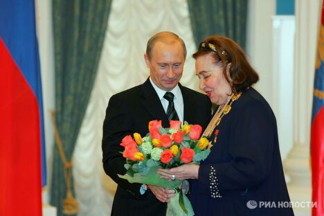 В.Путин во время вручения И.Архиповой Ордена Святого Апостола Андрея Первозванного В.Путин во время вручения И.Архиповой Ордена Святого Апостола Андрея Первозванного