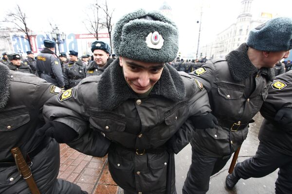 Сотрудники правоохранительных органов на Пушкинской площади. Архив Сотрудники правоохранительных органов на Пушкинской площади. Архив