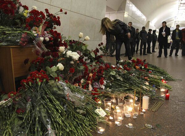 Возложение цветов на станции метро Лубянка Возложение цветов на станции метро Лубянка