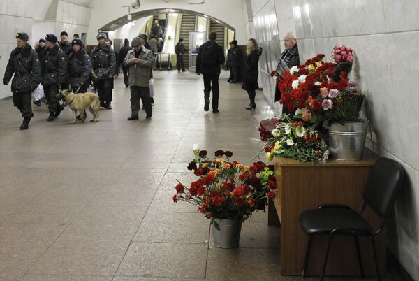 Возложение цветов на станции метро Лубянка Возложение цветов на станции метро Лубянка