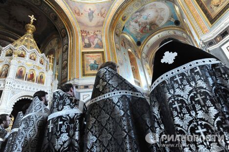 Утреня с чином погребения Плащаницы в Храме Христа Спасителя Утреня с чином погребения Плащаницы в Храме Христа Спасителя