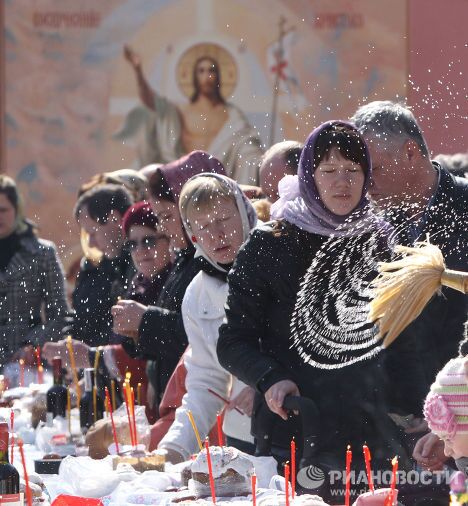 Освящение пасхальных куличей в Донском монастыре в Москве Освящение пасхальных куличей в Донском монастыре в Москве
