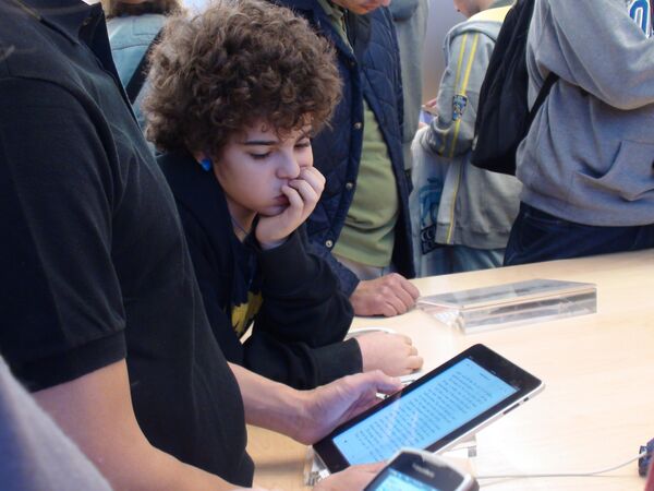 Планшет Apple iPad стал главным конкурентом ридера Amazon Kindle Планшет Apple iPad стал главным конкурентом ридера Amazon Kindle