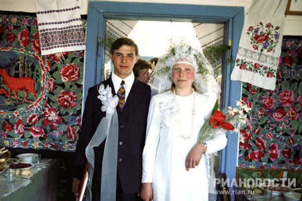 Молодожены возвращаются домой после обряда бракосочетания Молодожены возвращаются домой после обряда бракосочетания