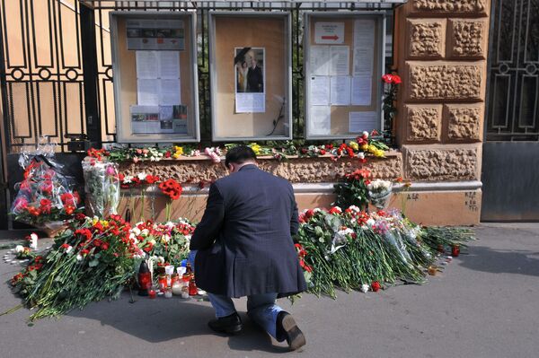 Соболезнования россиян у посольства Польши в Санкт-Петербурге. Архив Соболезнования россиян у посольства Польши в Санкт-Петербурге. Архив