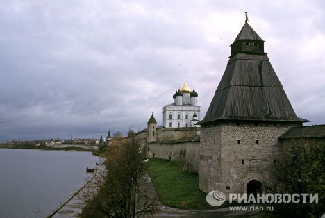 Псковский кремль на берегу реки Великой Псковский кремль на берегу реки Великой