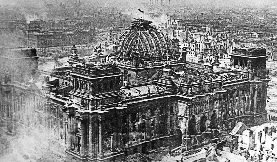 Знамя Победы над рейхстагом в Берлине в 1945 году Знамя Победы над рейхстагом в Берлине в 1945 году