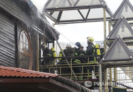 На Бережковской набережной горит плавучий ресторан Викинг На Бережковской набережной горит плавучий ресторан Викинг