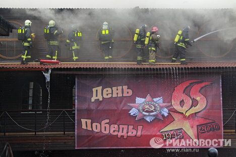 На Бережковской набережной горит плавучий ресторан Викинг На Бережковской набережной горит плавучий ресторан Викинг
