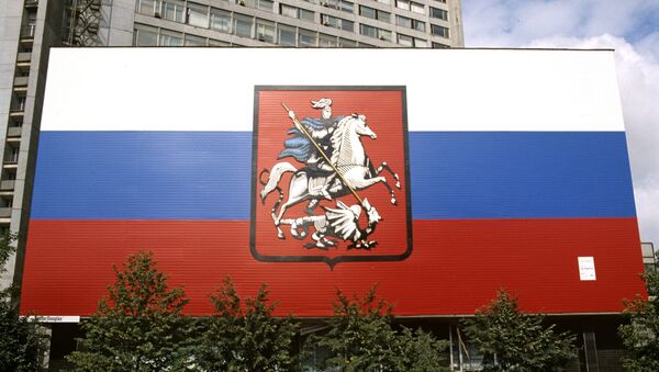 Герб Москвы на фоне российского флага. Архивное фото Герб Москвы на фоне российского флага. Архивное фото