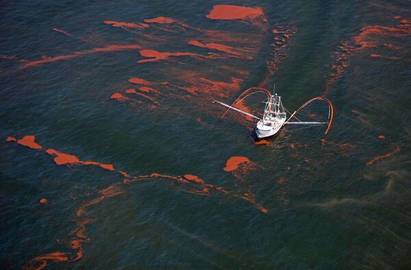 Нефтяное пятно, образовавшееся после пожара и затопления буровой установки Deepwater Horizon в Мексиканском заливе Нефтяное пятно, образовавшееся после пожара и затопления буровой установки Deepwater Horizon в Мексиканском заливе