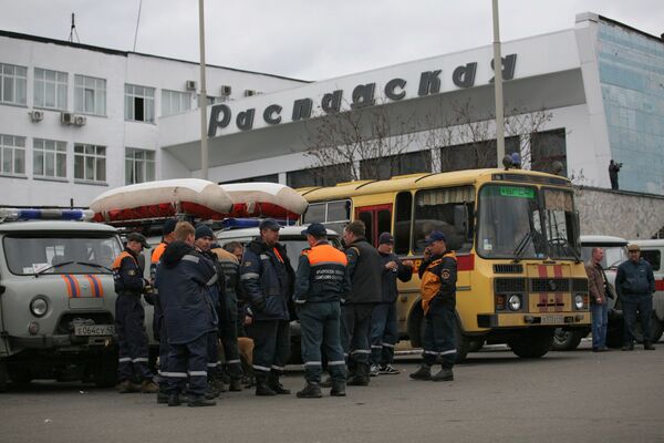Спасатели МЧС прибыли место аварии на шахте Распадская в Кемеровской области Спасатели МЧС прибыли место аварии на шахте Распадская в Кемеровской области