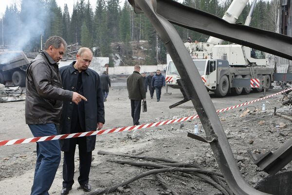 Премьер-министр РФ Владимир Путин во время посещения шахты Распадская. Архив Премьер-министр РФ Владимир Путин во время посещения шахты Распадская. Архив