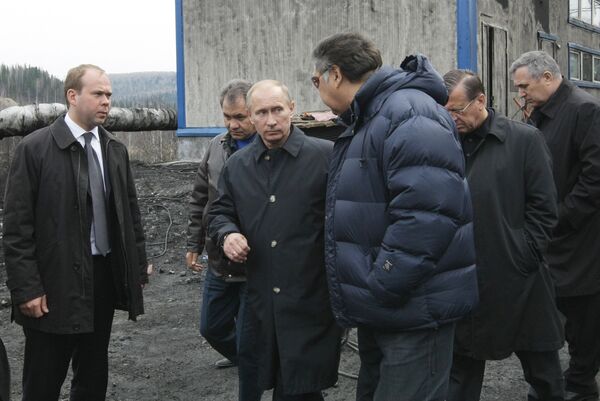 Премьер-министр РФ Владимир Путин во время посещения шахты Распадская. Архив Премьер-министр РФ Владимир Путин во время посещения шахты Распадская. Архив