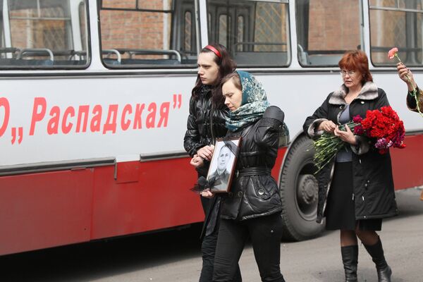 Похороны горняков, погибших во время взрывов на шахте Распадская Похороны горняков, погибших во время взрывов на шахте Распадская