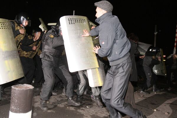 Столкновение между протестующими и ОМОНом в Междуреченске Столкновение между протестующими и ОМОНом в Междуреченске