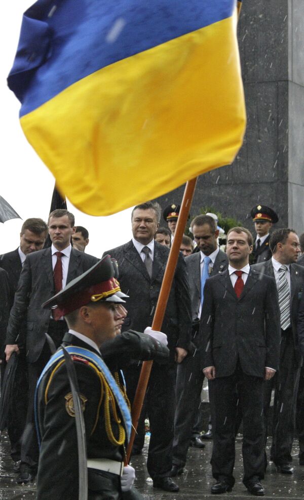 Президенты России и Украины Дмитрий Медведев и Виктор Янукович. Архив Президенты России и Украины Дмитрий Медведев и Виктор Янукович. Архив