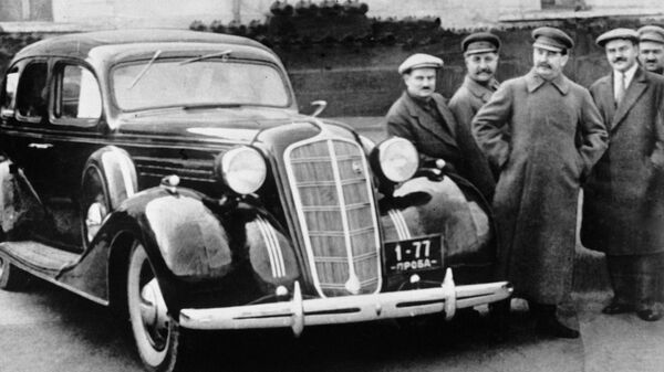 У новой автомашины ЗИС-101 У новой автомашины ЗИС-101