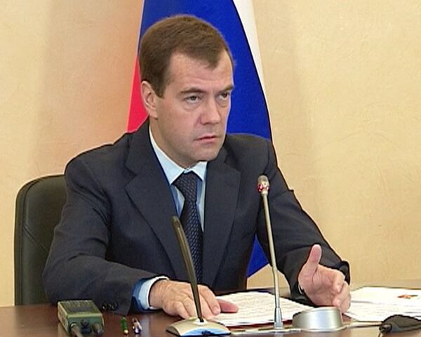 Медведев раскритиковал технику связи в армии Медведев раскритиковал технику связи в армии