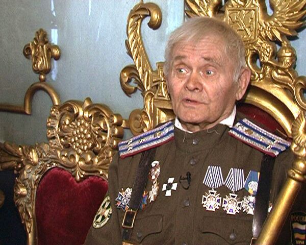 Житель российской глубинки построил деревнянный Лувр за 35 лет Житель российской глубинки построил деревнянный Лувр за 35 лет