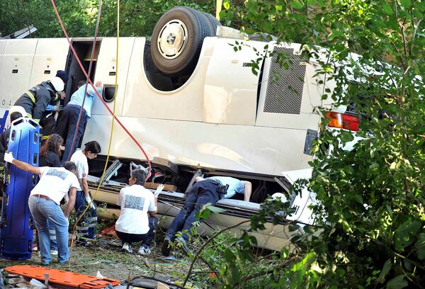 Автобус с российскими туристами упал в реку в Турции Автобус с российскими туристами упал в реку в Турции