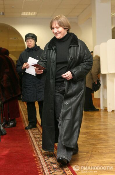 Голосует Елена Батурина Голосует Елена Батурина