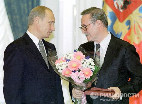 Президент России Владимир Путин вручает Государственную премию РФ актеру Юрию Соломину Президент России Владимир Путин вручает Государственную премию РФ актеру Юрию Соломину