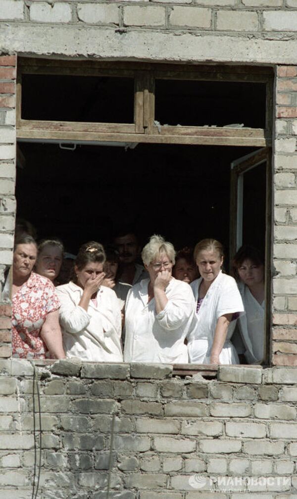 Медицинские сотрудники и пациенты Будённовской городской больницы, захваченные в качестве заложников Медицинские сотрудники и пациенты Будённовской городской больницы, захваченные в качестве заложников