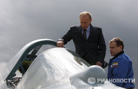 Премьер-министр РФ В.Путин присутствовал на испытаниях истребителя пятого поколения Т-50 Премьер-министр РФ В.Путин присутствовал на испытаниях истребителя пятого поколения Т-50