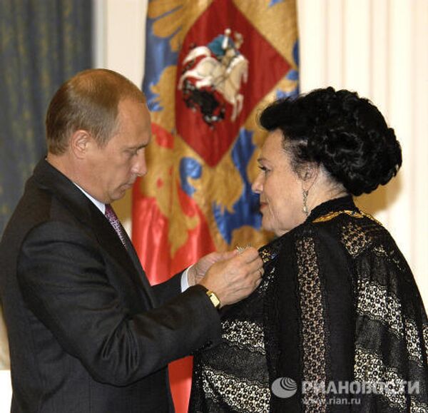 В.Путин вручает Л.Зыкиной орден Свя. апостола Андрея Первозванного В.Путин вручает Л.Зыкиной орден Свя. апостола Андрея Первозванного