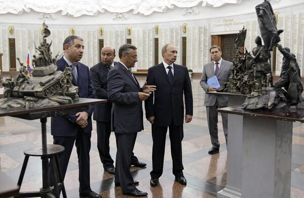 Премьер-министр РФ Владимир Путин ознакомился с лучшими проектами памятника В борьбе против фашизма мы были вместе Премьер-министр РФ Владимир Путин ознакомился с лучшими проектами памятника В борьбе против фашизма мы были вместе